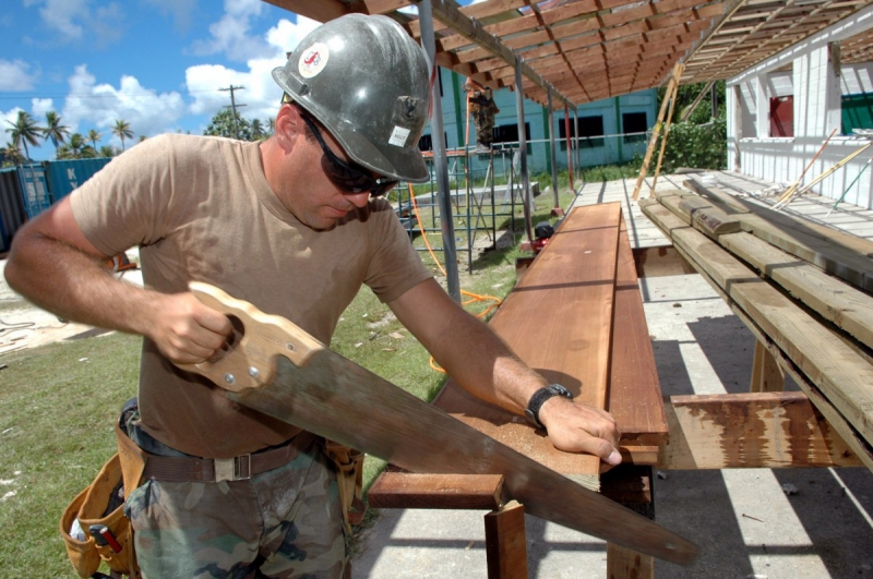 menuisier-GONFARON-min_worker_construction_building_carpenter_male_job_build_helmet-893290